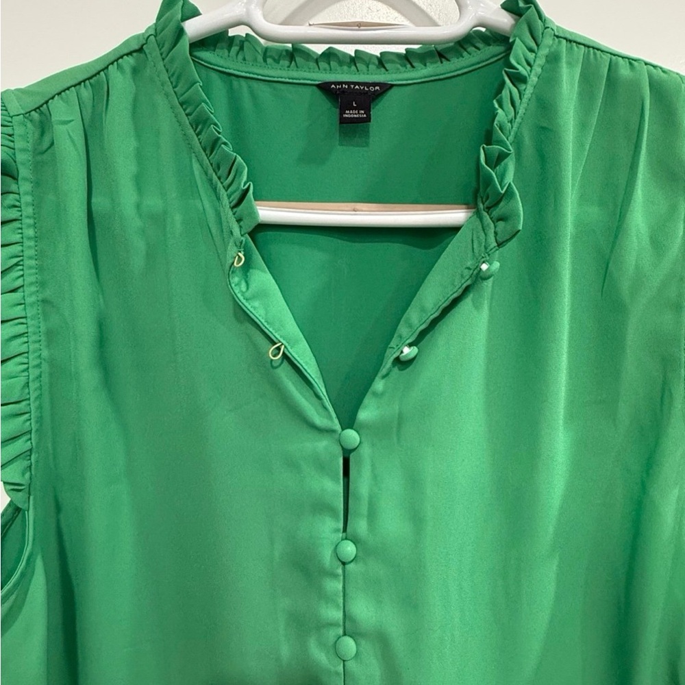 Ann Taylor Women’s Large Bright Green Sleeveless Button Up Blouse Ruffle Trim - Picture 2 of 5